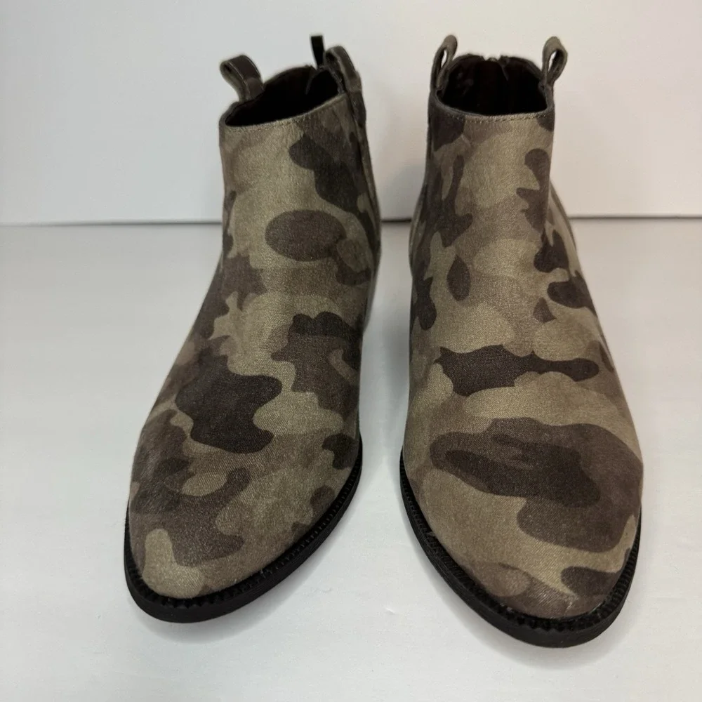 Comfort est 1946 Camo Print‎ Western Ankle Bootie women's size 8